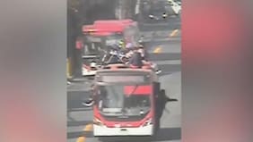 Detienen a 76 hinchas de la Universidad de Chile que se tomaron un bus Red: la mayoría eran menores de edad