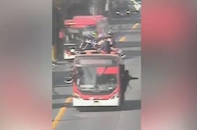 Detienen a 76 hinchas de la Universidad de Chile que se tomaron un bus Red: la mayoría eran menores de edad