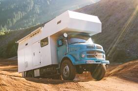 Akela, el viejo camión Mercedes-Benz que se volvió el hogar de una familia trotamundo