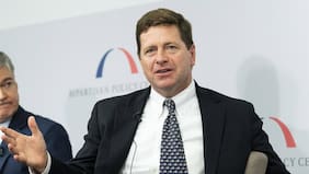 Trump nombra al expresidente de la Comisión de Valores Jay Clayton como nuevo director de Inteligencia Nacional