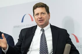 Trump nombra al expresidente de la Comisión de Valores Jay Clayton como nuevo director de Inteligencia Nacional
