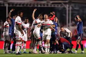 Gran susto en la Copa Libertadores: jugador de Nacional se desploma en medio del partido ante Sao Paulo