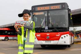 Sorprenden a un niño con una fiesta de cumpleaños dentro de una micro en Santiago