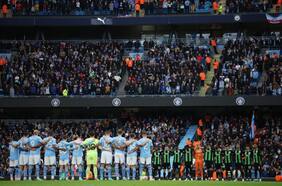 El Manchester City se disculpa por cánticos ofensivos de sus hinchas contra Bobby Charlton