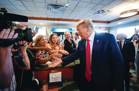 Banderas, gritos e indignación: un día junto a los partidarios de Trump en Miami