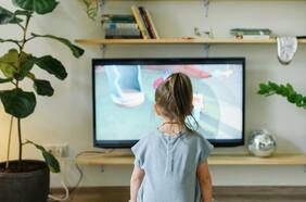 Por qué los niños prefieren ver una y otra vez los mismos capítulos de TV y leer los mismos cuentos