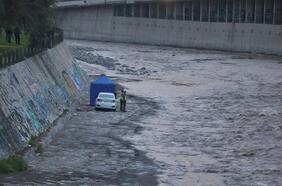Encuentran cuerpo de un hombre flotando en el río Mapocho