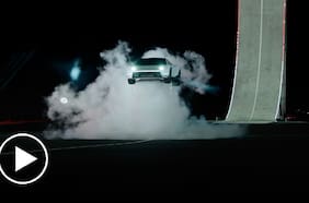 ¡No es IA! Tesla presenta un impresionante auto con propulsores