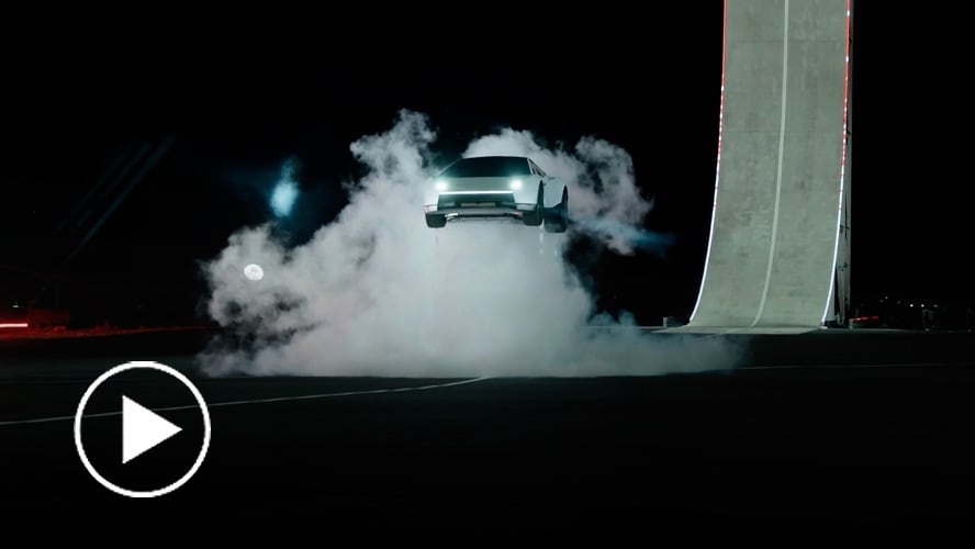 ¡No es IA! Tesla presenta un impresionante auto con propulsores
