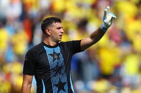 El ninguneo del histórico Van der Sar al Dibu Martínez que saca ronchas en Argentina