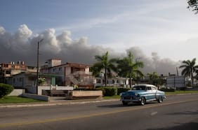 Incendio masivo amenaza con agravar la crisis económica en Cuba