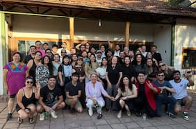 Jeannette Jara reaparece tras la derrota presidencial en reencuentro con su equipo de campaña