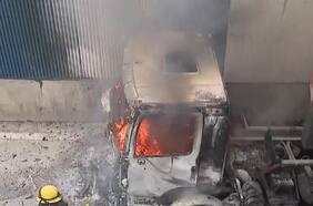 Camión se incendia en túnel de autopista en Vitacura