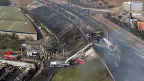 Renca: Bomberos sigue trabajando en control de temperatura de estanque de gas del camión mientras se quema remanente