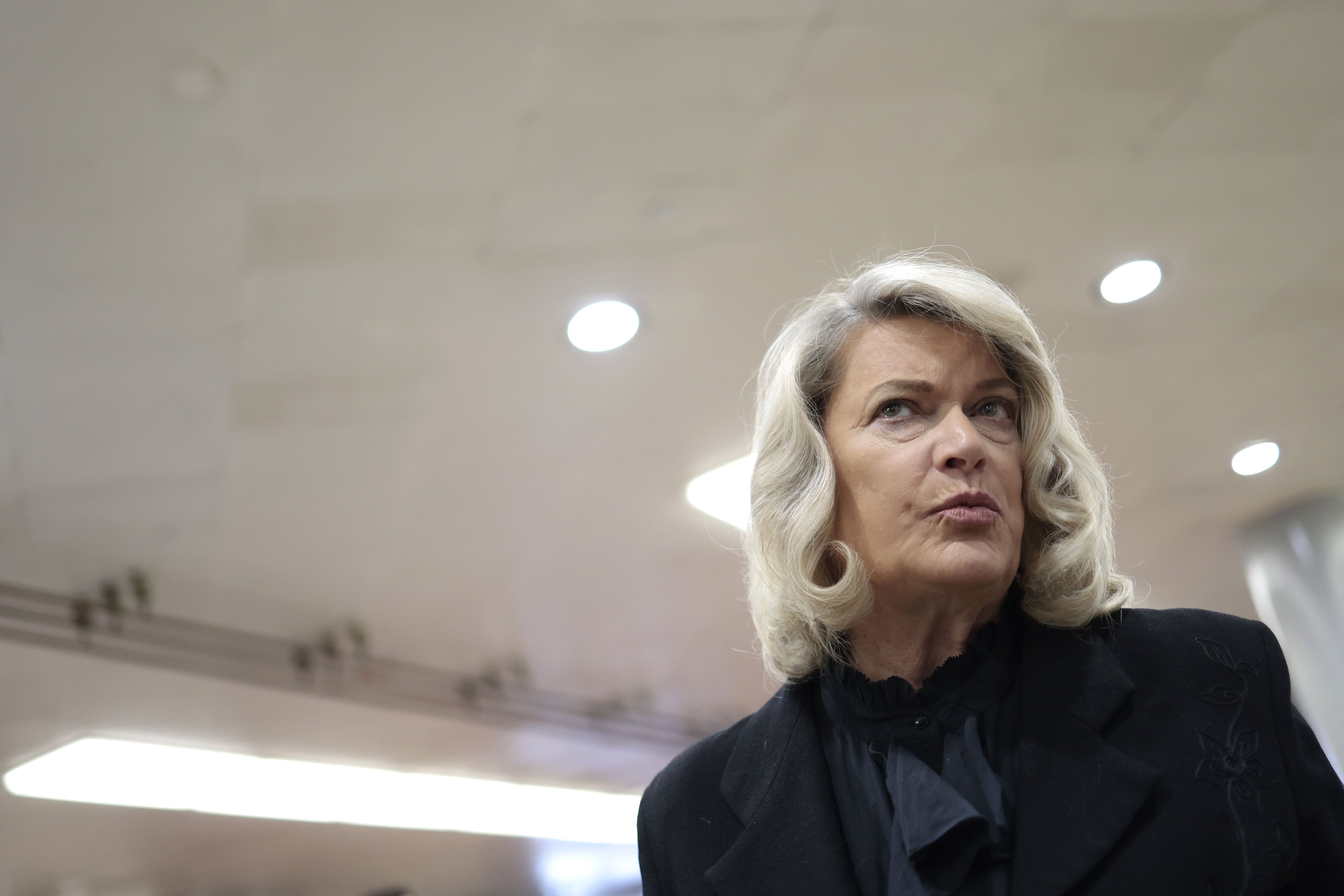 La senadora Cynthia Lummis (R-WY) habla con un reportero mientras camina por el metro del Senado durante una serie de votaciones en el Capitolio de los Estados Unidos el 16 de febrero de 2022 en Washington, DC. Foto: Archivo