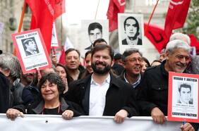 Tras acto en La Moneda: Presidente Boric se suma a Romería en la Alameda por 50 años del golpe