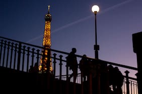 Desde la Torre Eiffel apagada a bares británicos con velas: turismo europeo comienza a sentir el efecto de la crisis energética por la guerra