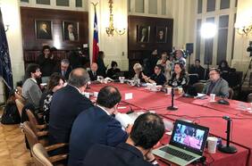 Senadores reponen prohibición para que familiares de parlamentarios no asuman como notarios y conservadores