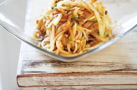 Falsos noodles de papaya verde con aliño thai y maní