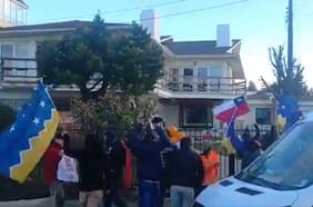 Caravana en contra de ley SBAP en Magallanes: manifestantes exhibieron pancartas en el frontis de la casa de la familia del Presidente Boric