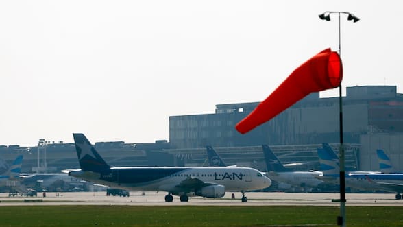 CEOs de aerolíneas advierten que alza de los combustibles se está traspasando a precios de pasajes