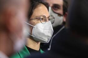 Contrataciones “injustificadas” y “pésimo” ambiente laboral: las denuncias de funcionarios de la salud de Santiago que tensionan a Irací Hassler