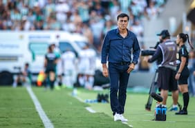 Duró menos de cuatro meses en Brasil: Gustavo Quinteros dejó de ser el técnico de Gremio