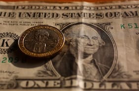 Dólar sube ante inquietud que genera amenaza arancelaria de Trump por Groenlandia