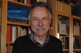 El chileno que traduce al nuevo Premio Nobel de Literatura: “Su obra es un verdadero monumento literario”