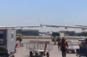 Dos aviones chocan sus alas en la losa del aeropuerto de Santiago