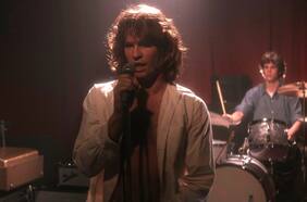 Un video casero y ropa sin lavar: cómo Val Kilmer se obsesionó con Jim Morrison para la película de The Doors