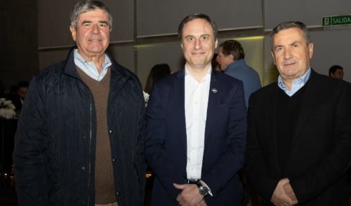 Mauricio Carrasco, presidente de Pompeyo Carrasco; Vincent Forissier, director general de Stellantis; Javier Bellalta, director ejecutivo de Pompeyo Carrasco.