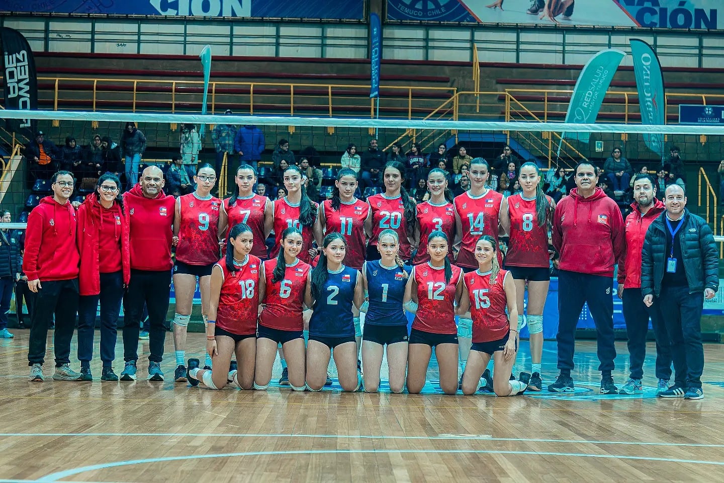A estadio lleno en Santiago: las Guerreras Rojas se estrenan ante República Checa en el Mundial Sub 17 de Vóleibol
