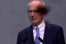 Lanzan pastel al presidente de Volkswagen denunciando “trabajos forzados” en planta china