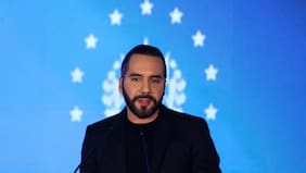 Caída del bitcoin golpea a El Salvador y tensiona la deuda en medio de fricciones con el FMI