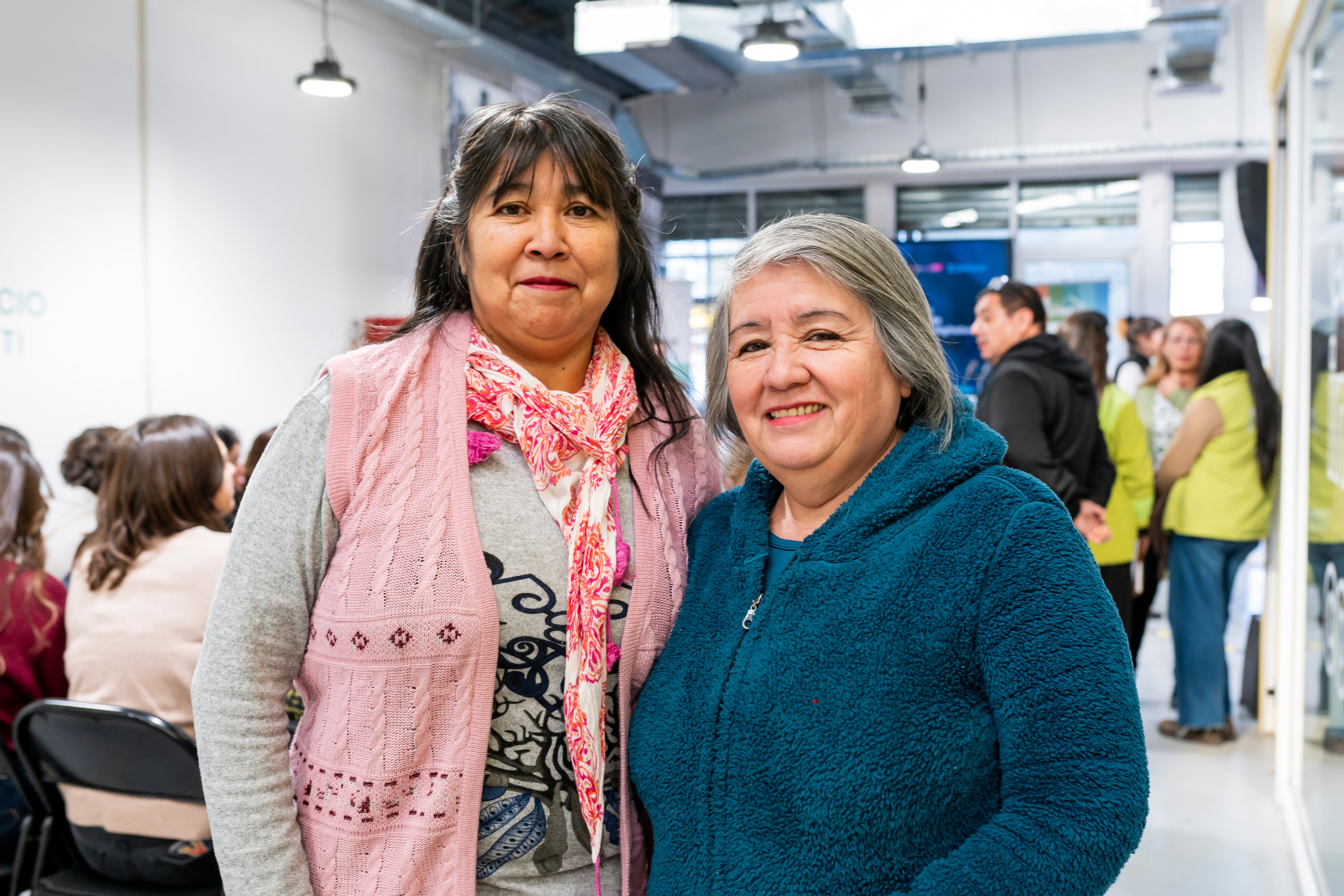 Erica Marileo y María Bustos, ambas ex alumnas.