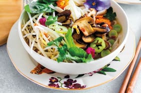 Pho vietnamita vegetariano y su variación con carne