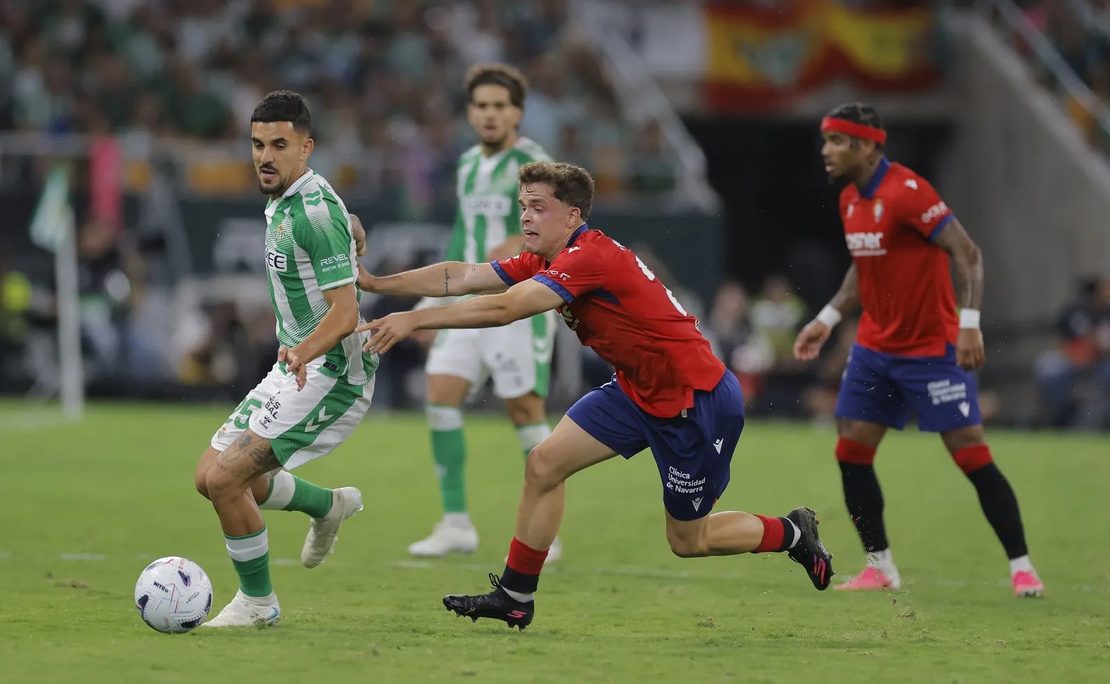 Pellegrini recibe críticas luego de que el Betis se confiara en la goleada ante Osasuna.