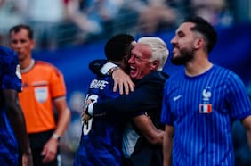 ¿Por qué corrió a abrazar a Deschamps? La especial dedicatoria de Mbappé al DT de Francia tras anotar ante Suecia