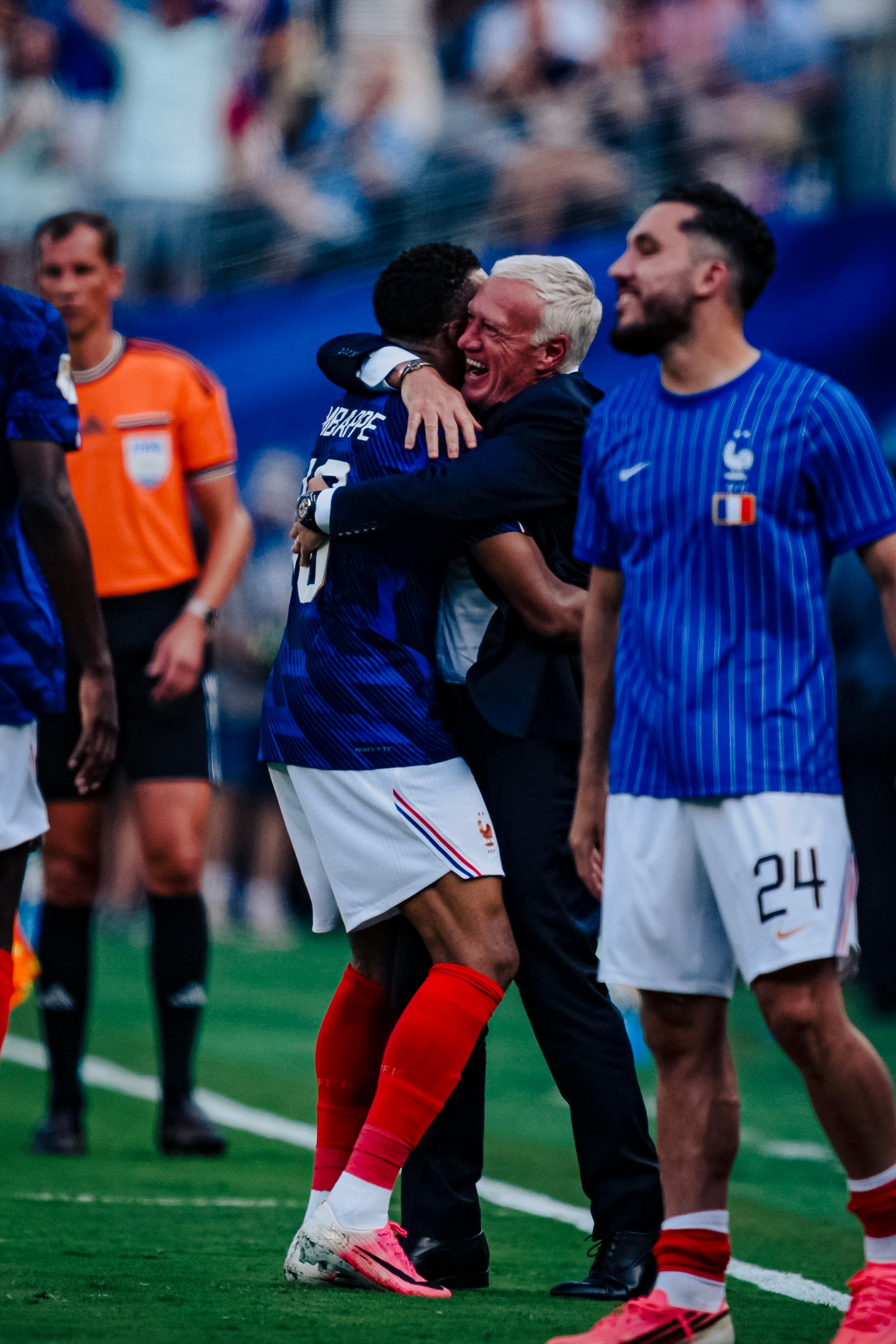 ¿Por qué corrió a abrazar a Deschamps? La especial dedicatoria de Mbappé al DT de Francia tras anotar ante Suecia