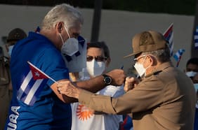 Reaparición de Raúl Castro pone a prueba el liderazgo de Díaz-Canel en Cuba