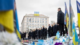 Ucrania marca el cuarto año de la invasión rusa a gran escala con homenajes a los fallecidos y actos conmemorativos
