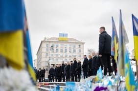 Ucrania marca el cuarto año de la invasión rusa a gran escala con homenajes a los fallecidos y actos conmemorativos