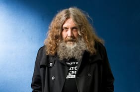 Alan Moore recordó su “respuesta hostil” a una carta del showrunner de la serie de Watchmen y aseguró que ver cualquier adaptación de su trabajo “sería una tortura”