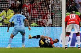 Mira el penal que el arquero de Inter de Porto Alegre tapó al chileno Ronnie Fernández de Bolívar