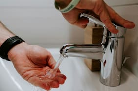 Baños públicos: ¿es más higiénico usar el secador de aire o las toallas desechables?