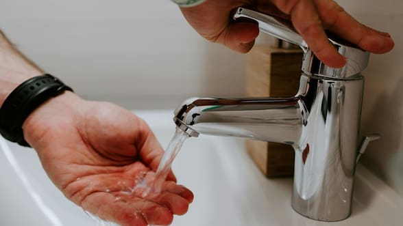 Baños públicos: ¿es más higiénico usar el secador de aire o las toallas desechables?