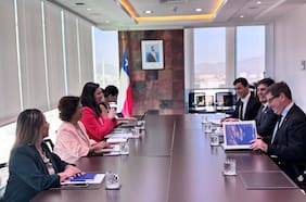 Daniel Mas sostiene la primera bilateral con la ministra de Minería, Aurora Williams