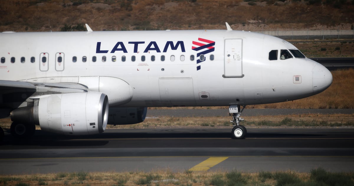 Pasajeros de vuelo Santiago - Puerto Montt son desembarcados tras aviso de bomba en el aeropuerto
