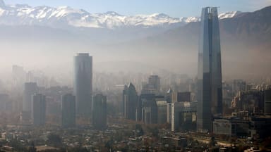 RM seguirá bajo alerta ambiental este martes por malas condiciones de ventilación: revisa la restricción vehicular